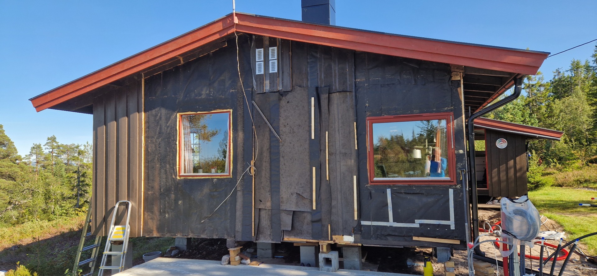 Kledningen på hytta er fjernet der tilslutning til tilbygget kommer.