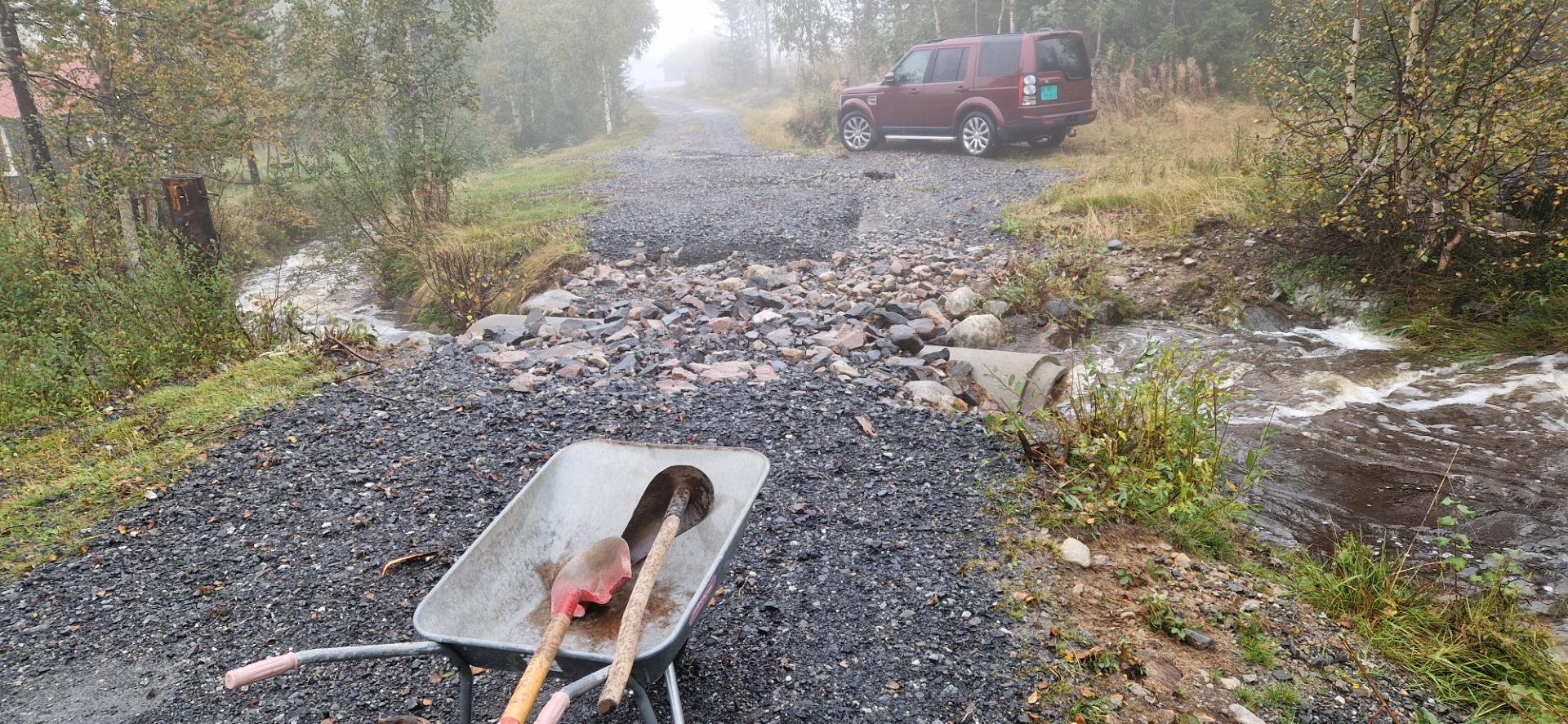 Forsøker enkel reparasjon etter at vannstanden er gått ned