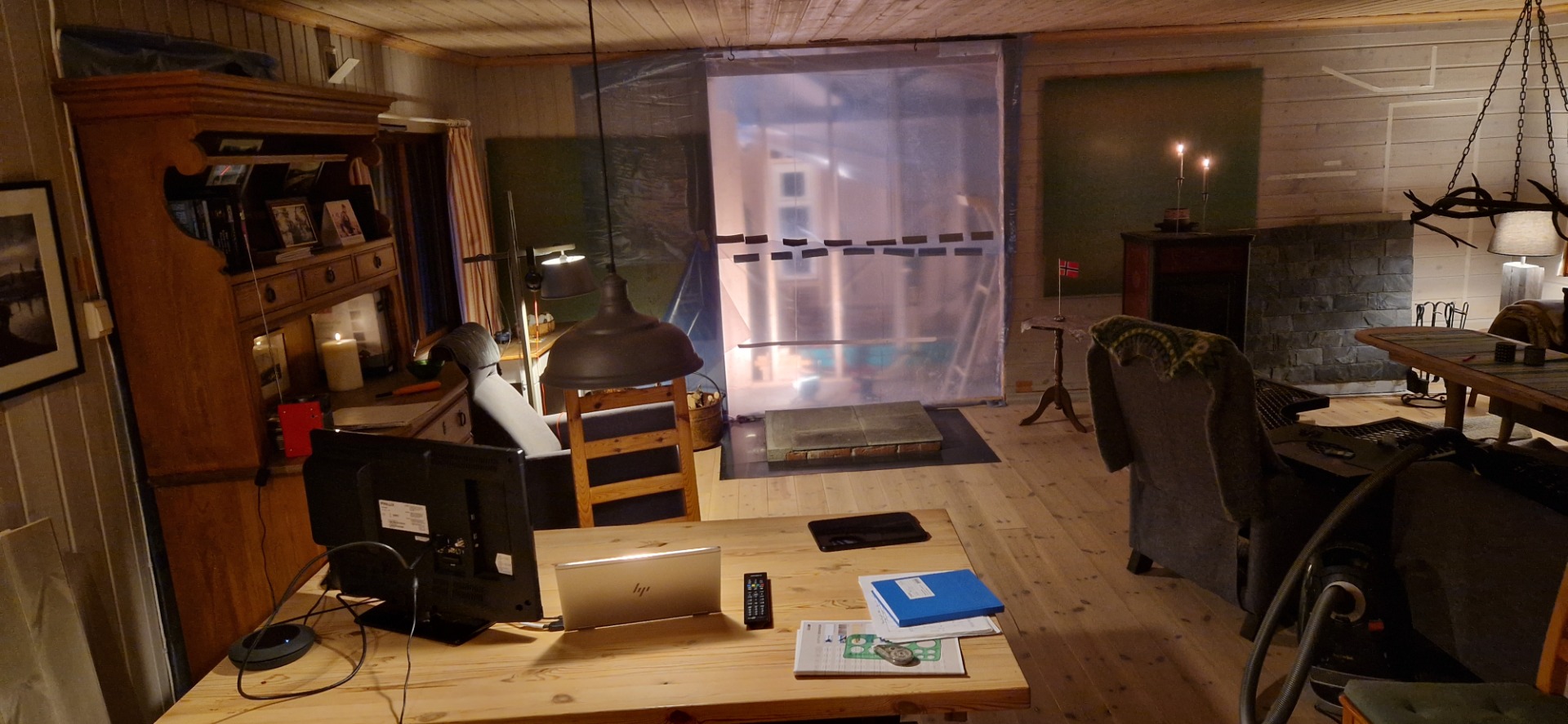 Hyttekontor og arbeidsbrakke, hvor ovnen er løftet av fundamentet