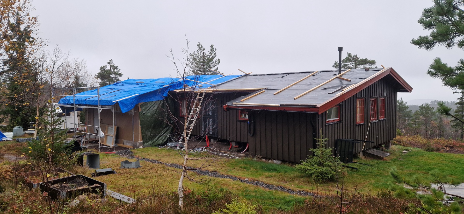 Klokken 0800 så det slik ut etter at taket var sikret ekstra kl 0130, 0530 og nå for en time siden