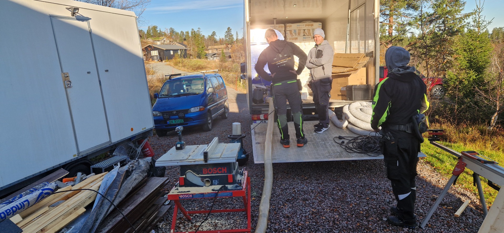 Blåseaggregat i skapbilen og isolasjonen ble pumpet inn i vegger og ut på loft