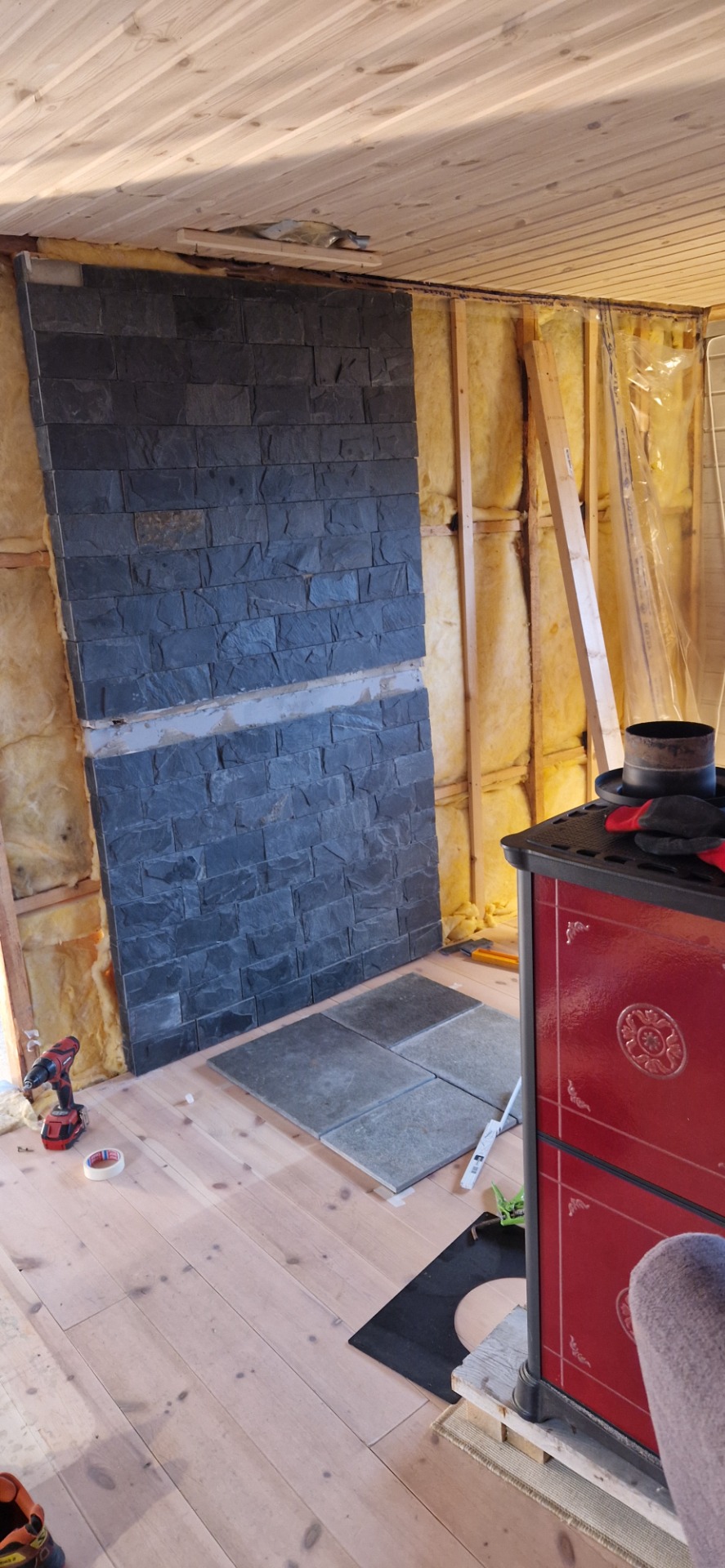 Nå er også den øvre delen av muren løftet opp og forankret, puuh. Skiferplatene kommer på plass under peisen.
