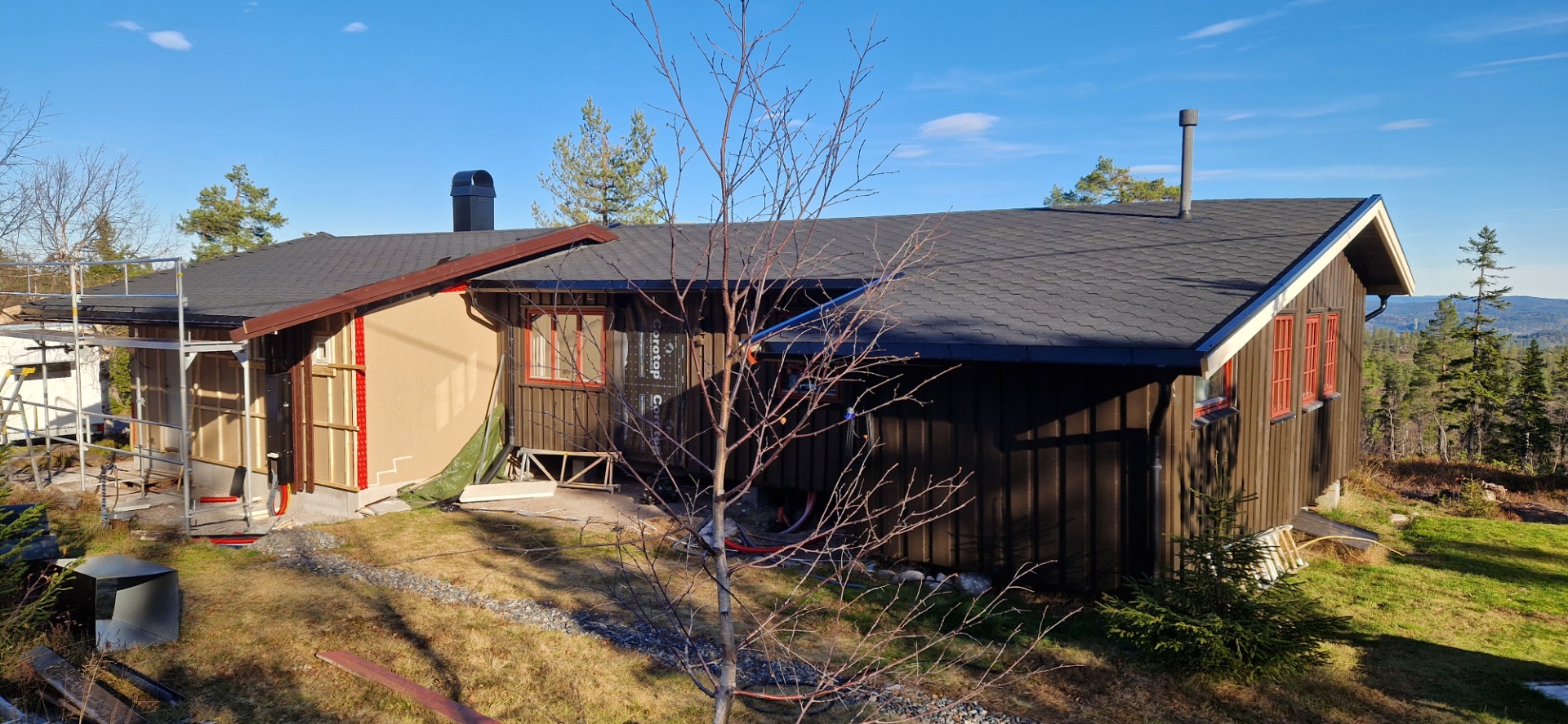Ny shingel på gamlehytta hvor 2 lag gamel papp ble fjernet høsten 2025