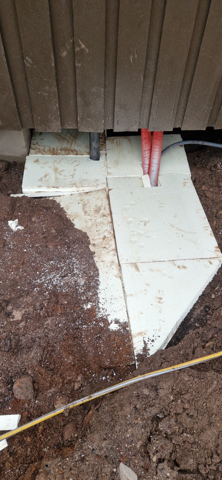 Isolert over ledninger med 100 mm trykksatt isolasjon