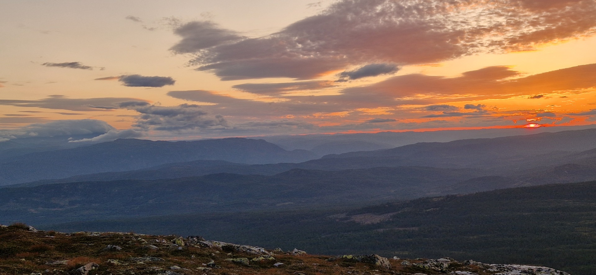 En natt på Åklinuten, kveldssol mot Gausta