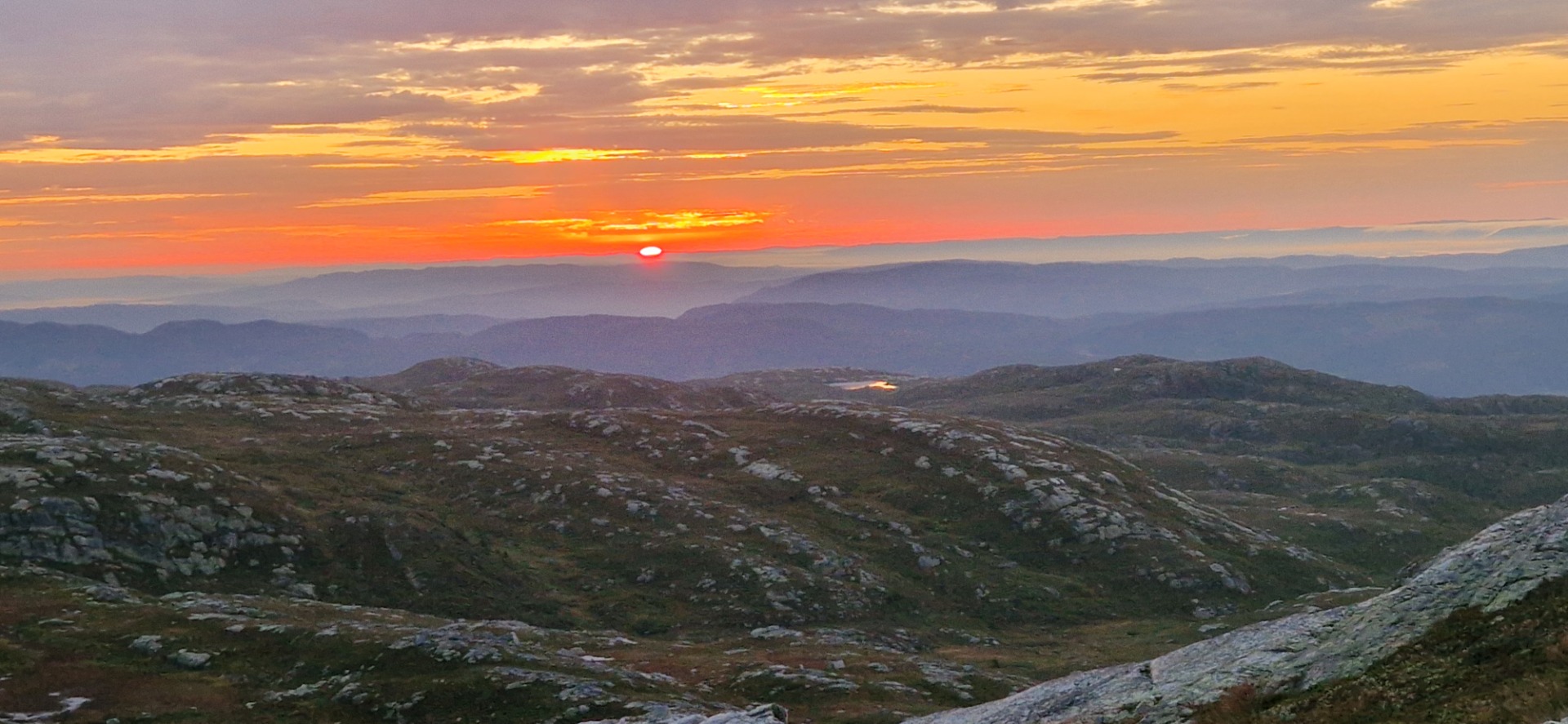 I øst kom solen opp fem på syv
