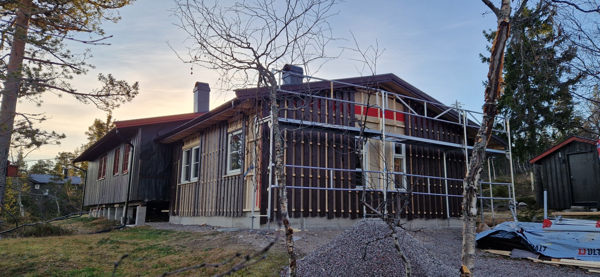 Liggende kledning mellom vinduene, kommer etter hvert.