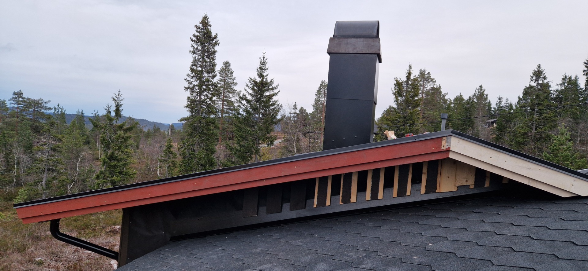 Geledd her også. Montering av kledning mellom takene i dag