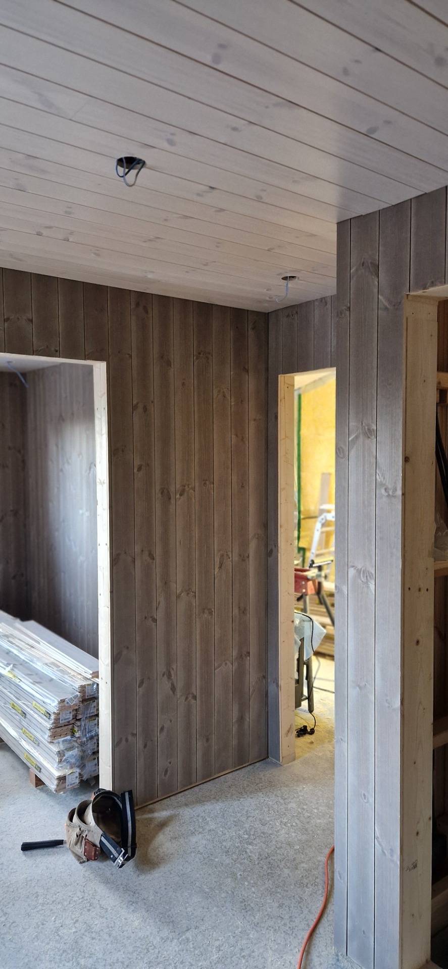 Gang og soverom er ferdig på vegg og i himling.