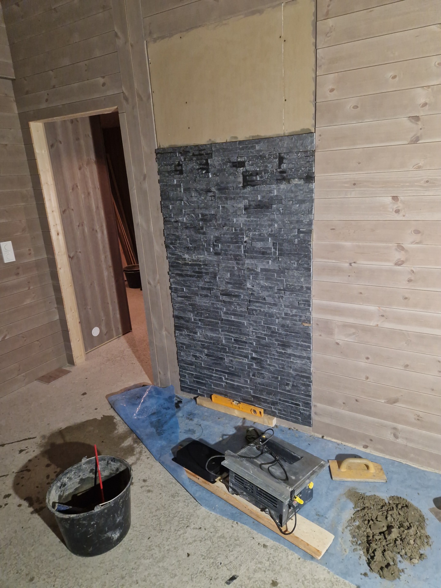 Her blir det fliser på brannmuren