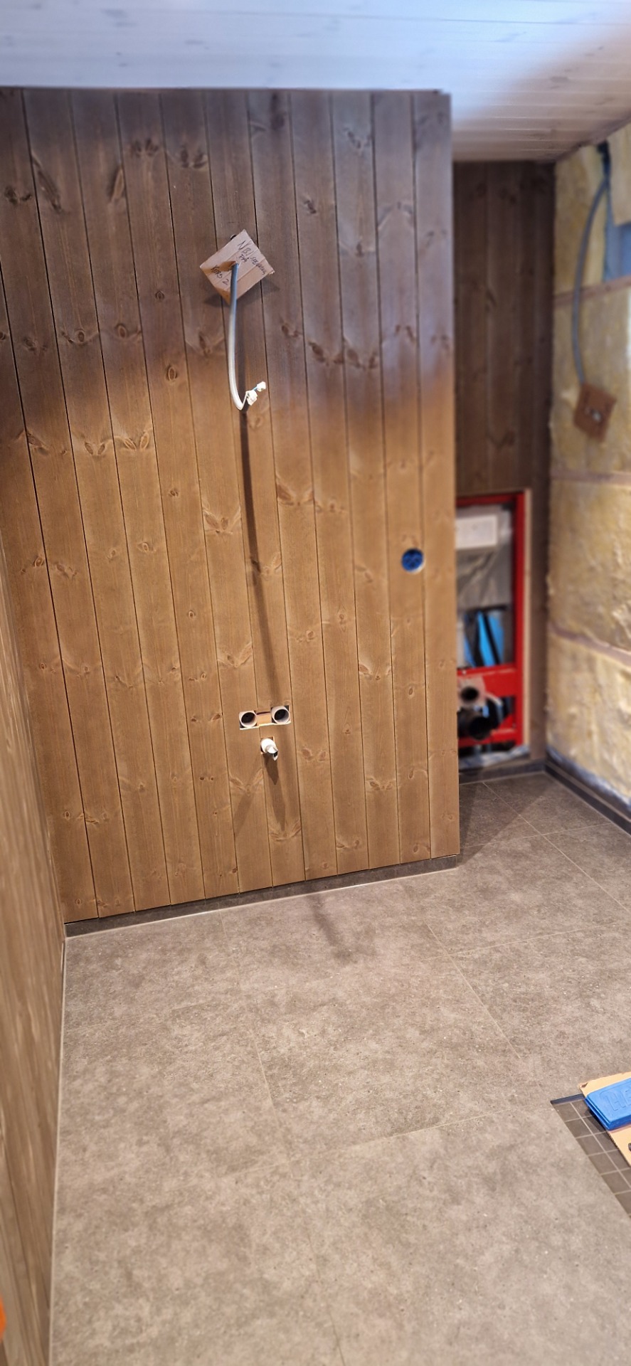 Spikerslag og kledning på plass for halve badet