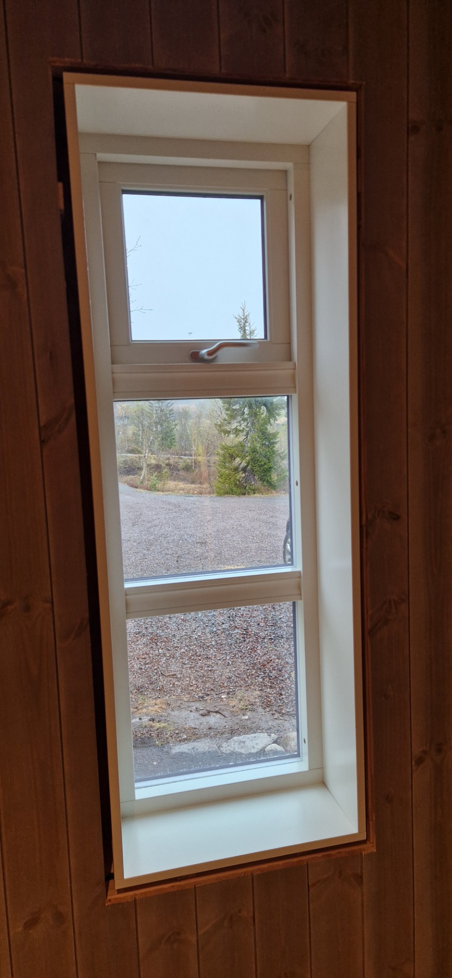 Monterte utforinger på begge vinduene på gavlveggen